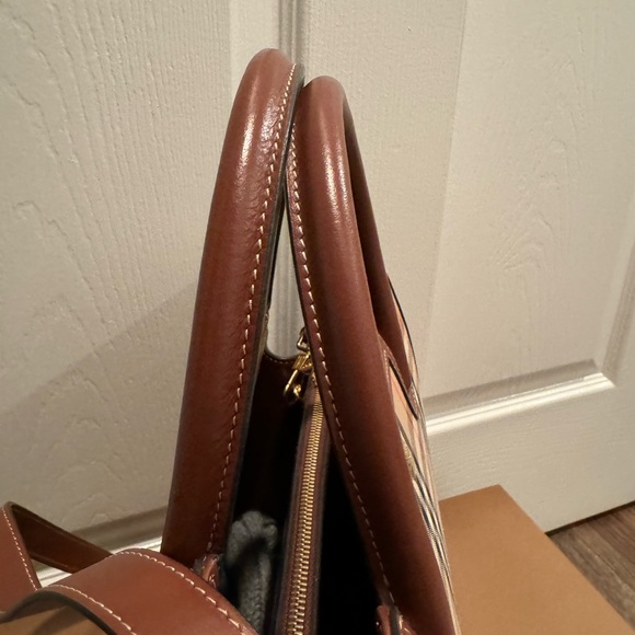 BURBERRY Small Vintage Check Two-handle Title Bag in Archive Beige - NEVER USED - Picture 4 of 13